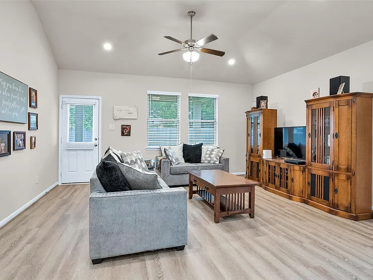 18806 Legend Oaks Dr — Photo 14
