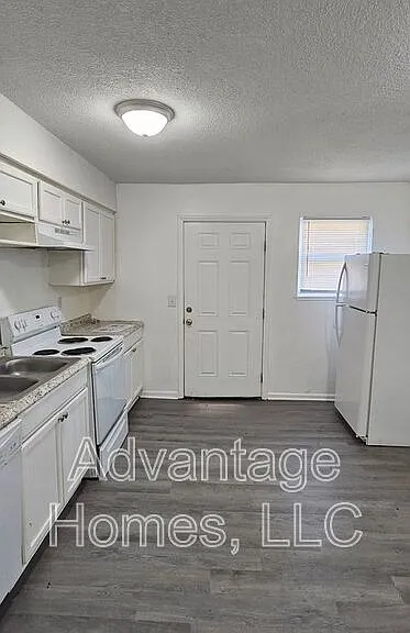 702 N 70th St — Photo 13