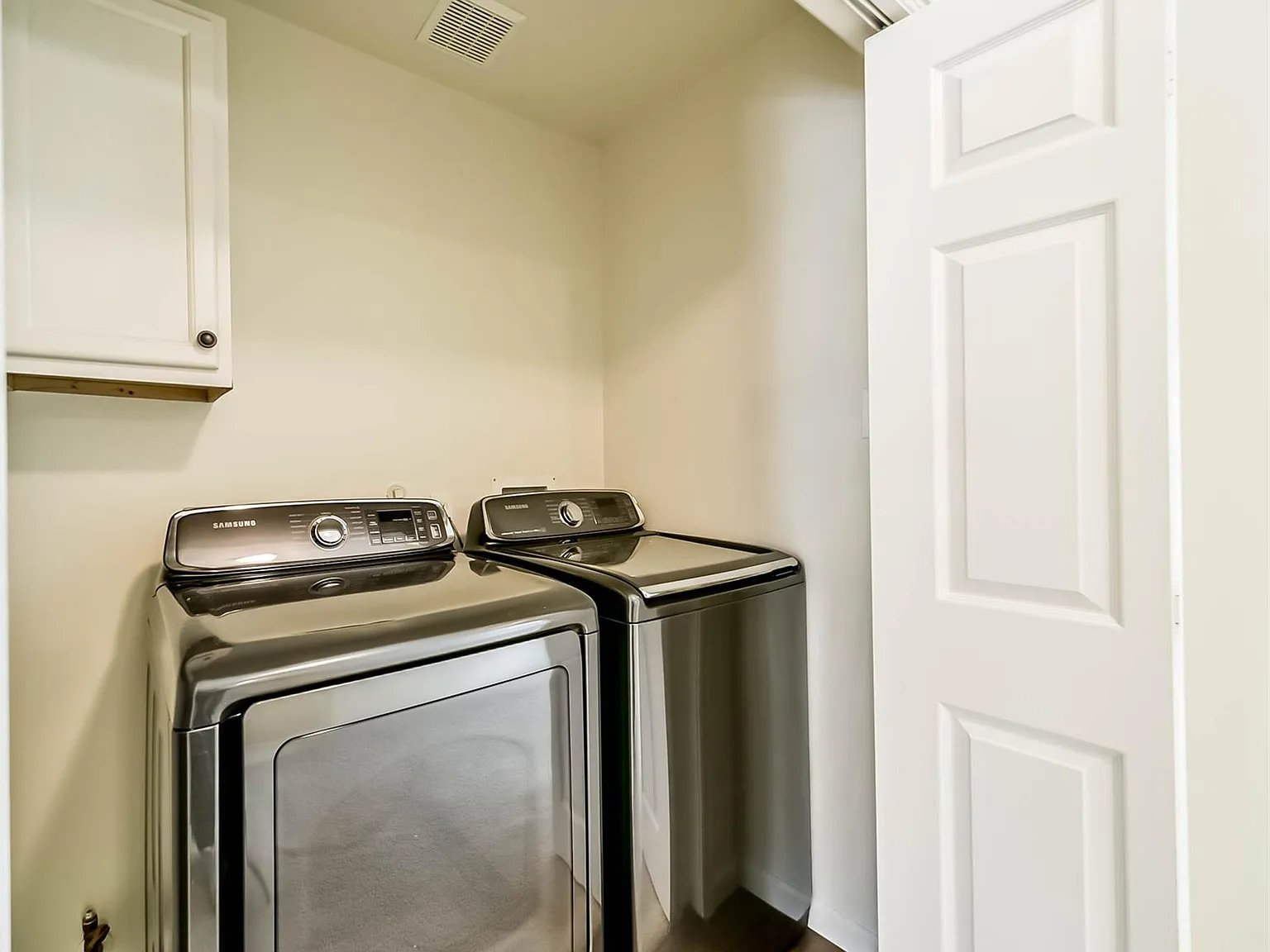 4 bed, 2.5 bath, 2687 sqft, $2,300 — Photo 2