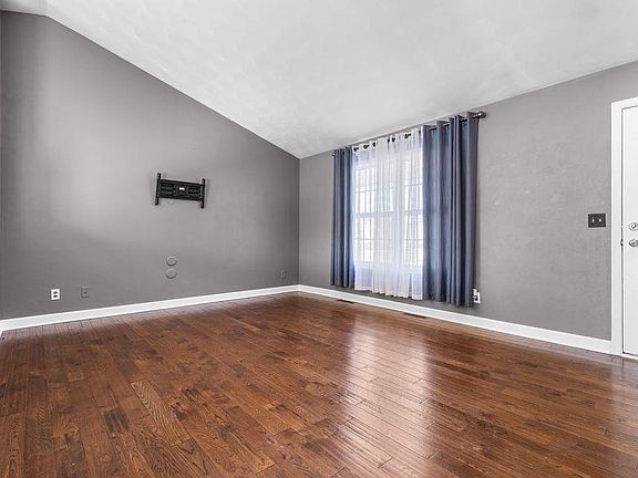 5th image of 5822 Columbia Dr