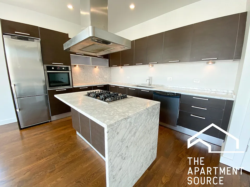 2503 W Fullerton Ave