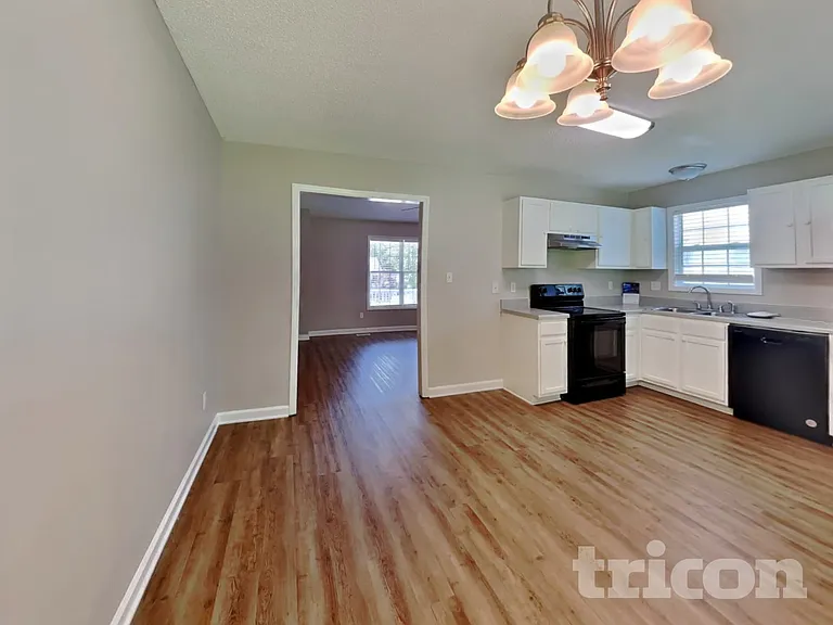 2112 McKinnon Dr — Photo 5