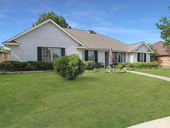 3rd image of 921 Clinton Dr