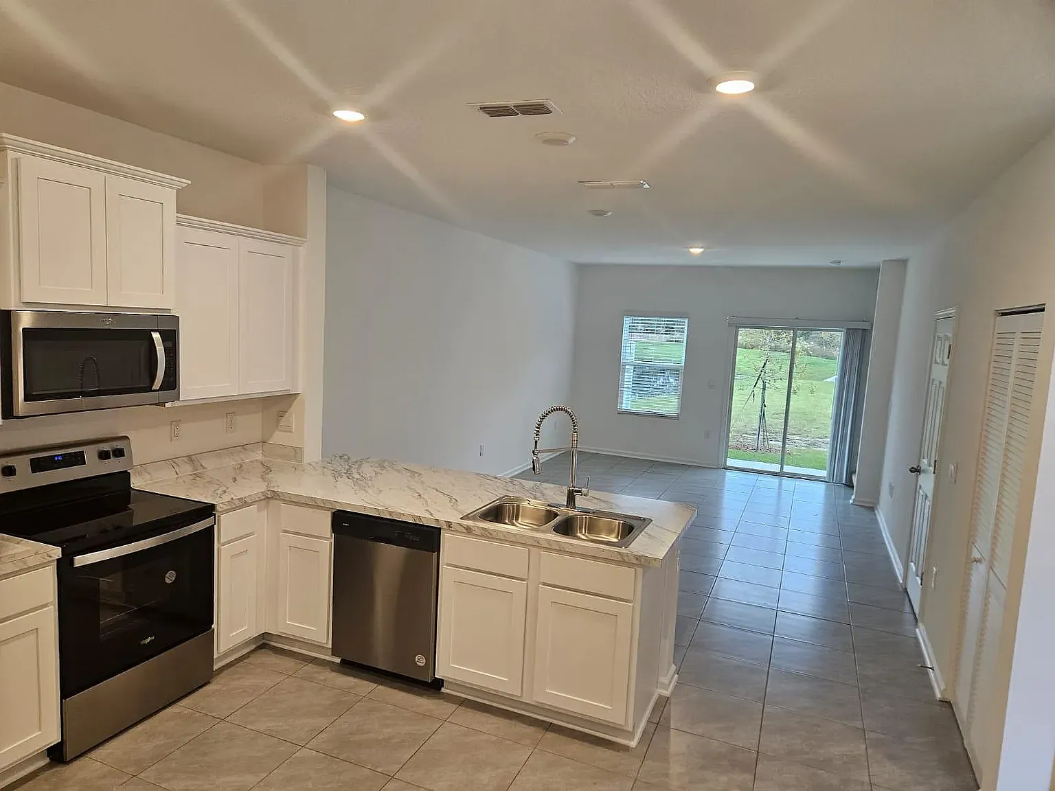 3 bed, 2.5 bath, 1502 sqft, $1,650 — Photo 4