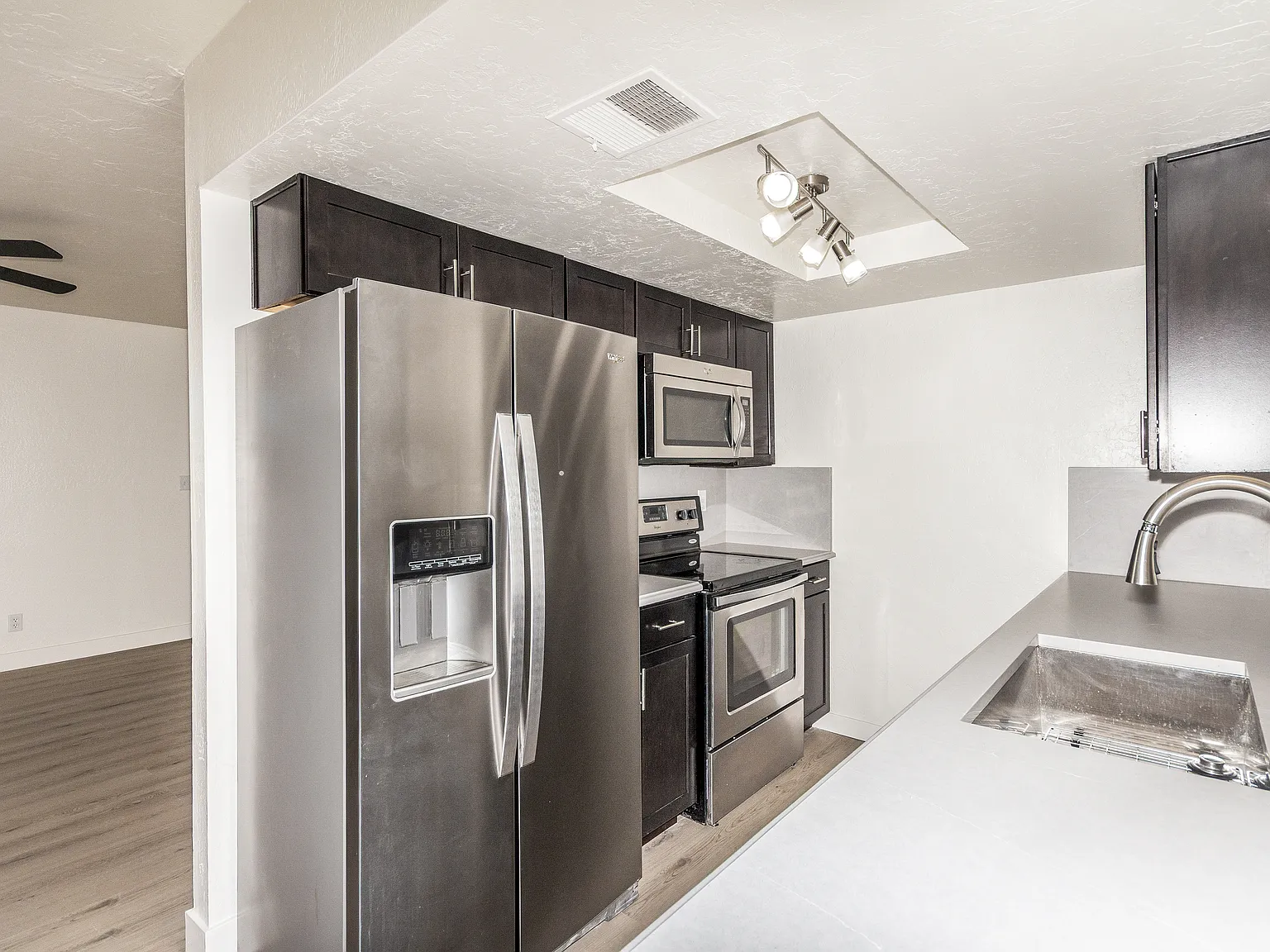 302 W Kristal Way — Photo 3