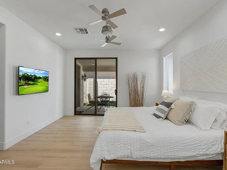1084 E Susan Ln — Photo 12