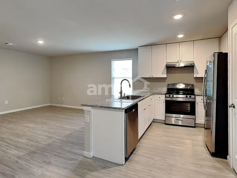 9978 Sarrebourg St — Photo 4