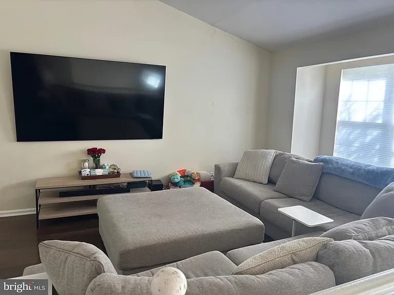30 Country Ln — Photo 3