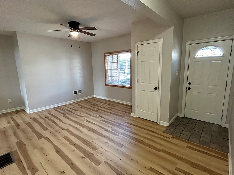 1209 Holmes St — Photo 3