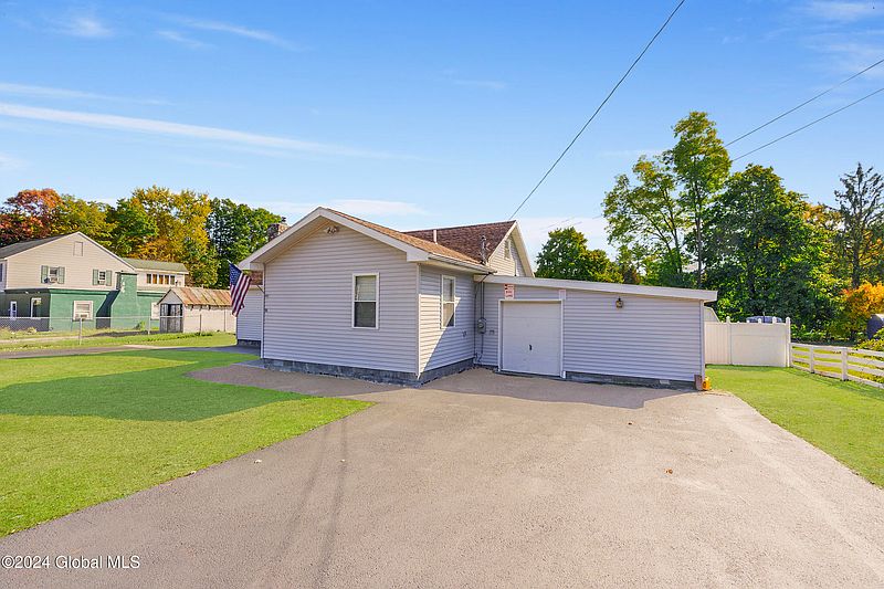 4th image of 160 Sunnyside Road