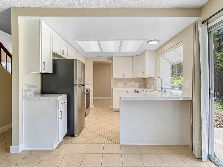 6733 N Warren Ave — Photo 13