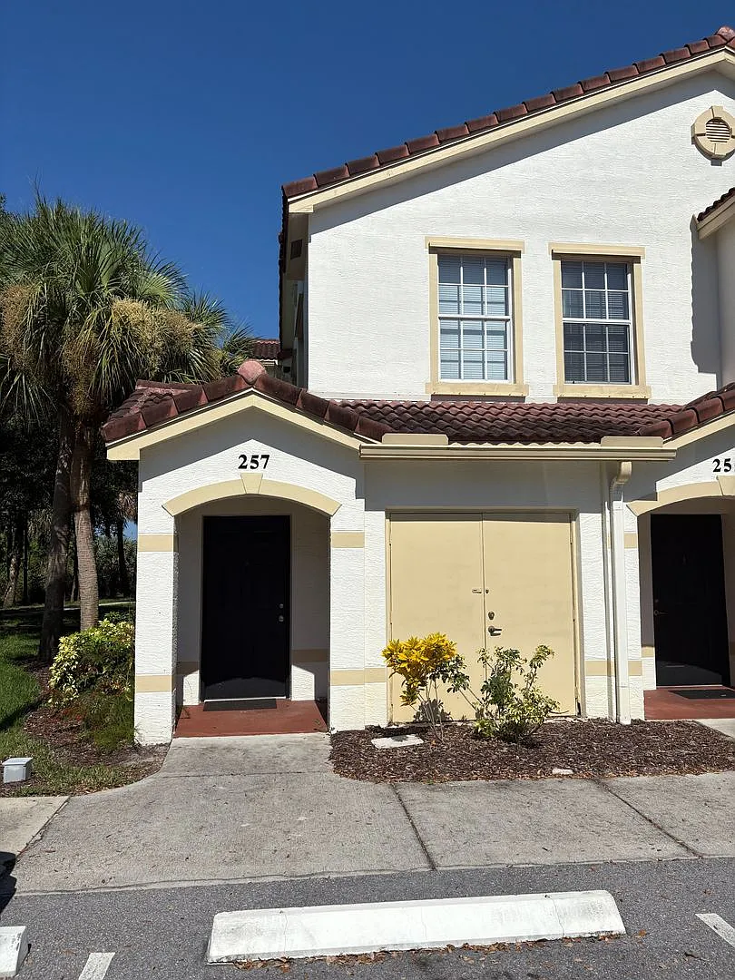 Bright & Beautiful 2/2 Condo in The Estates of Stuart — Photo 1