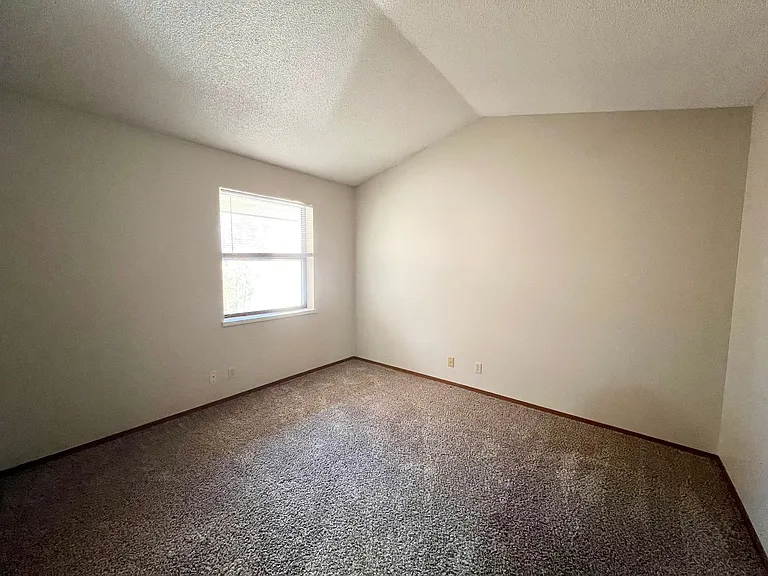Oakridge Apartments — Photo 21