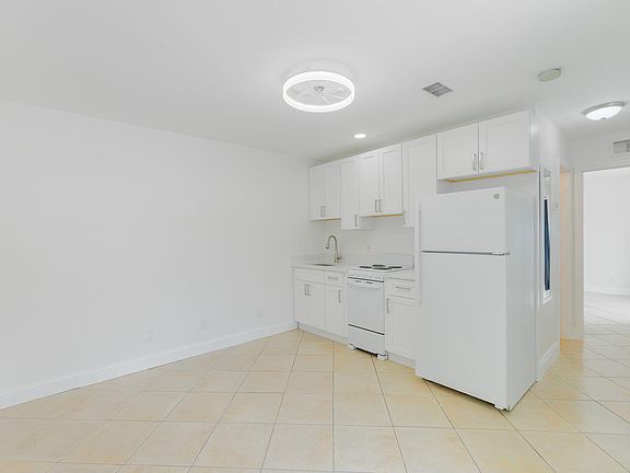 4th image of 2831 N Seacrest Blvd #B