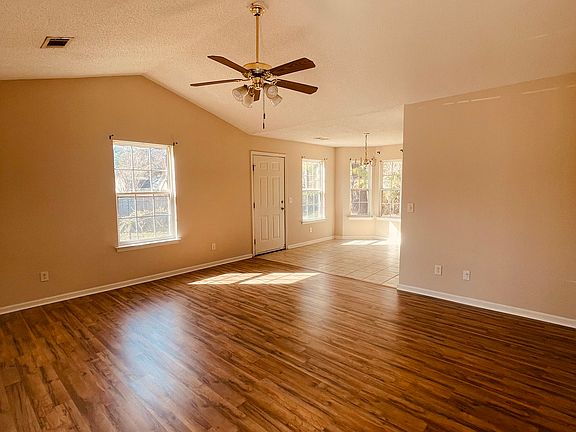 4th image of 64 Pelican St