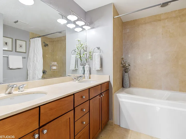 758 N Larrabee St #706 — Photo 8