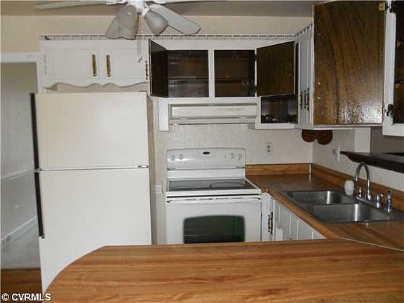 L Shaped Kitchen with Pass Thru to Den