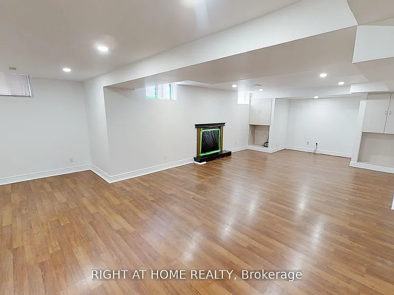 31 Northgate Cres E — Photo 1