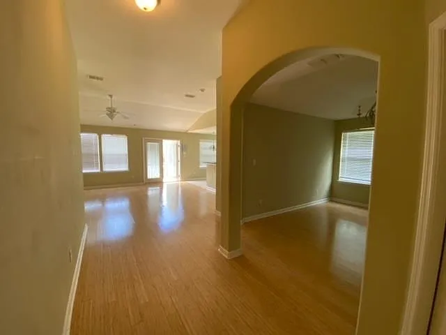 3 bed, 1900 sqft, $2,600 — Photo 4