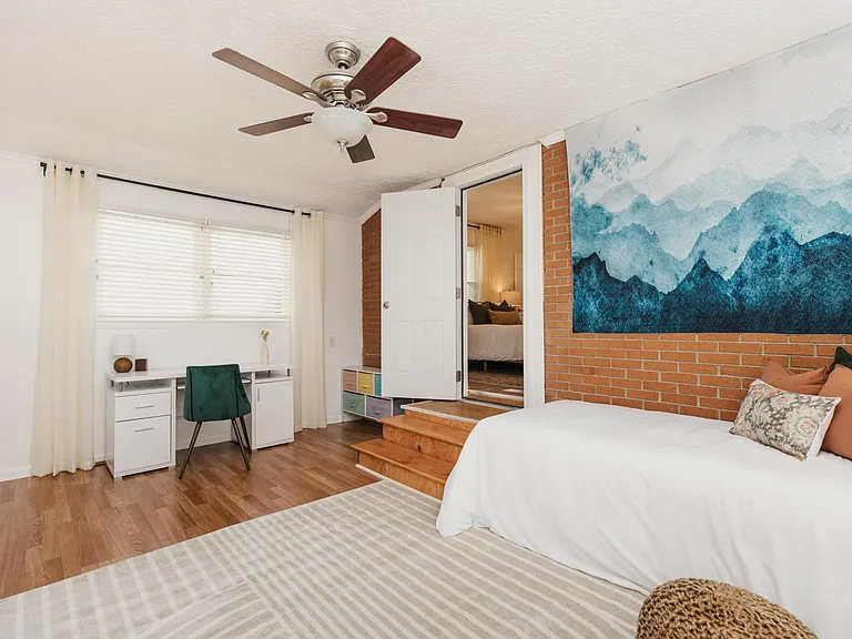 Bedroom4/Office w/Double Twin Bed & TV. Work Desk included (NOTE: Must pass through master bedroom to access)