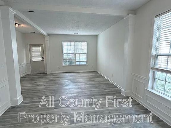 3rd image of 2548 Davenham Ln