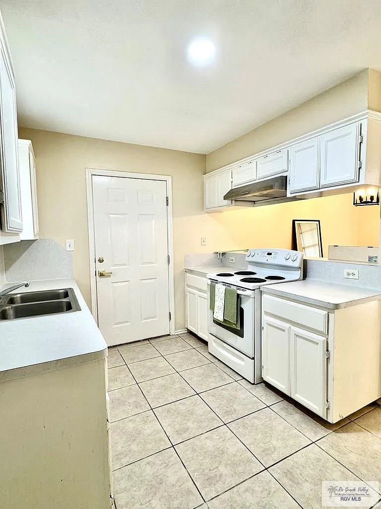 3 bed, 2.0 bath, 989 sqft, $2,000 — Photo 3