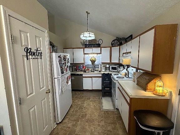 4th image of 63 River Dr