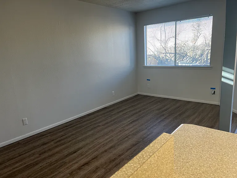 2 Bedroom Town Apartment with Washer / Dryer in Unit & Private Yard — Photo 7