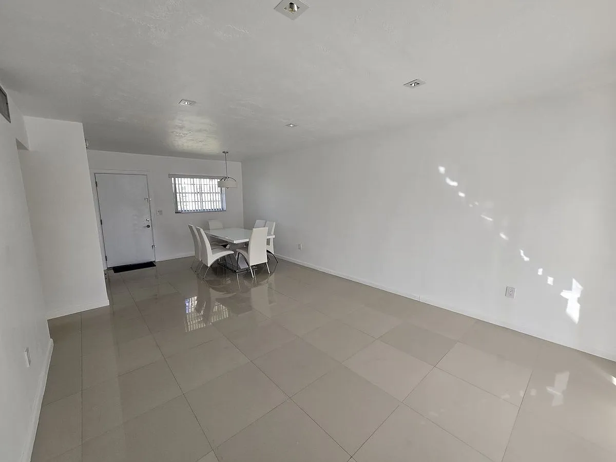 2800 NE 203rd St Apt 24 — Photo 4