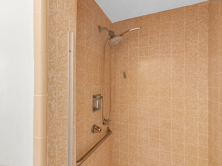 2151 N Altadena Dr — Photo 18