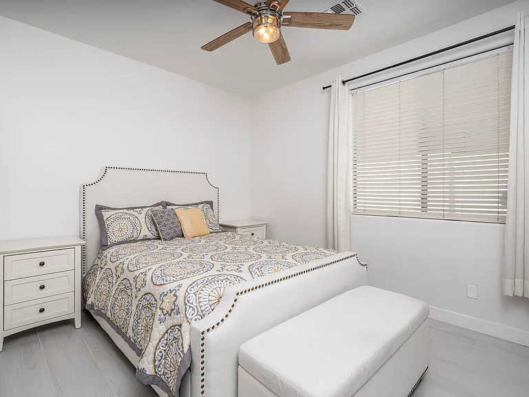 1036 E Susan Ln — Photo 16
