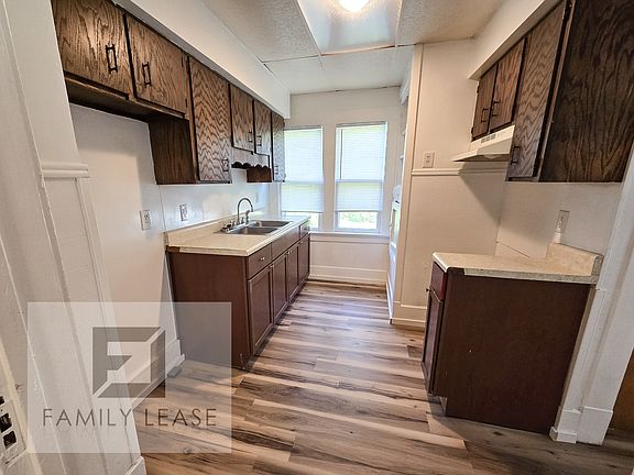 5th image of 910 S Franklin St
