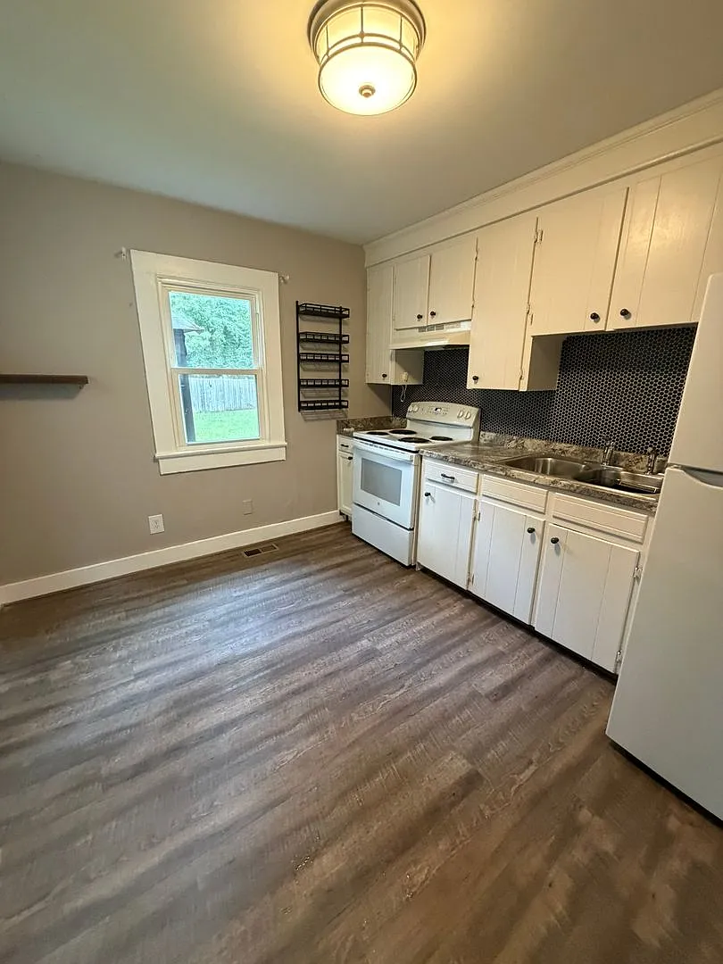 2BD/ 1BA Blair Street — Photo 3