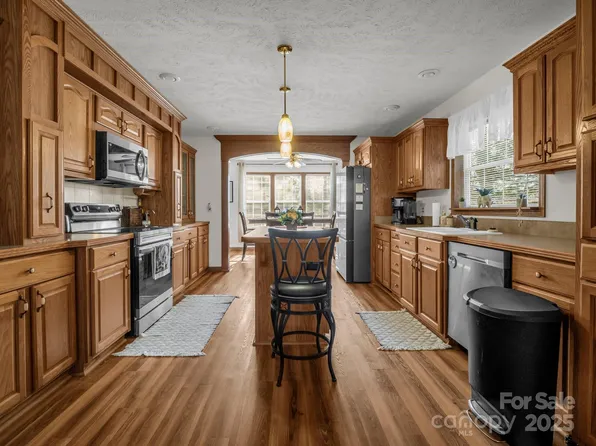 22 Oak Hill Rd, Candler, NC 28715