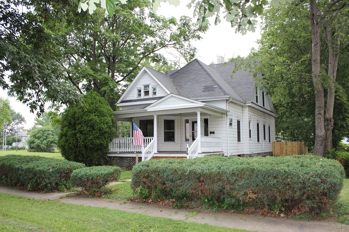 Building Photo - 210 E Park St
