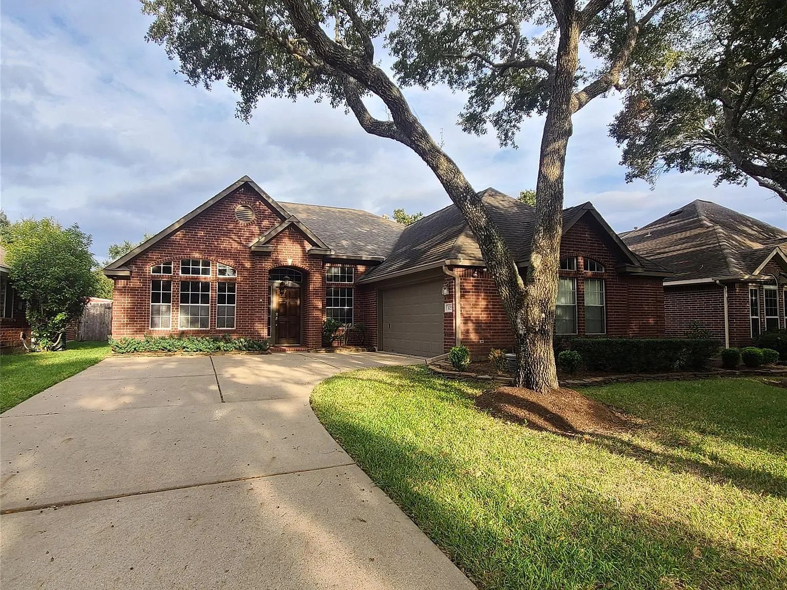 4 bed, 2.5 bath, 2587 sqft, $2,800 — Photo 1