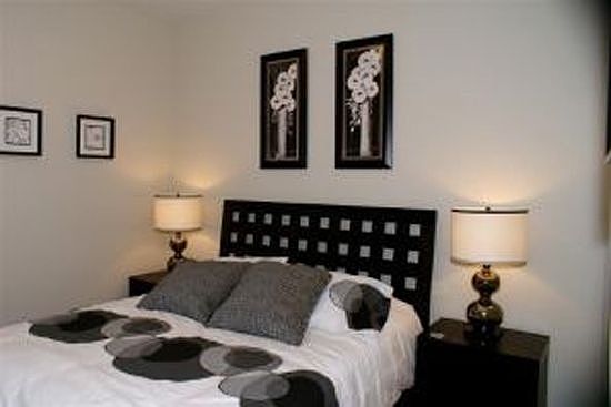 WH6PW50-queen-bedroom