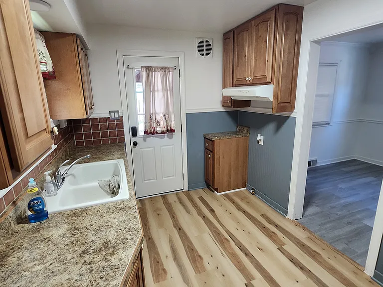 1104 Holmes St — Photo 6