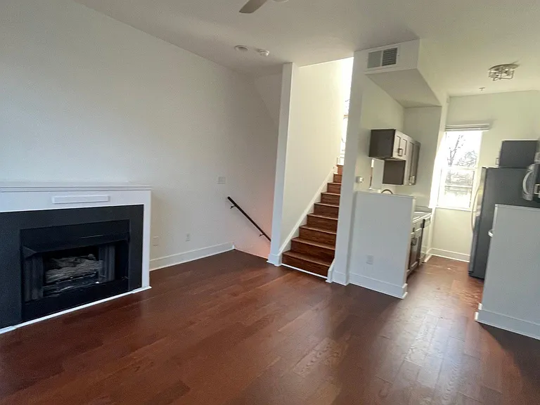 2038 Atherton Heights Ln — Photo 2