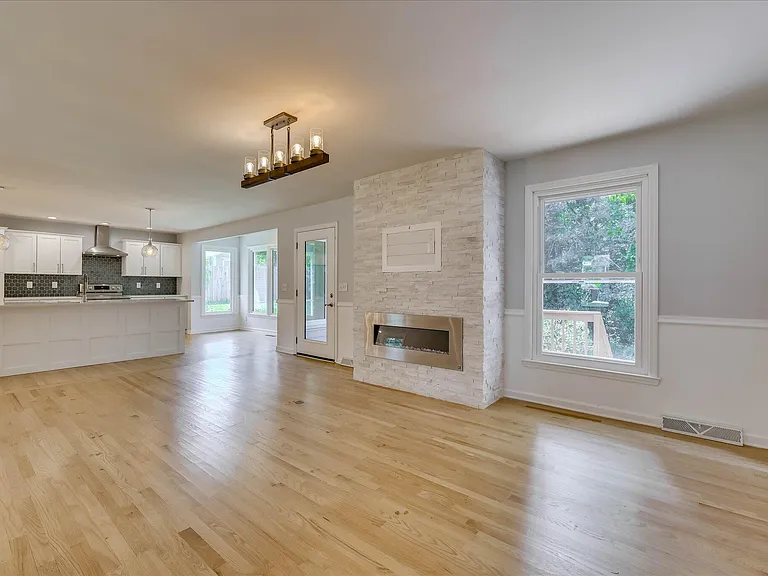 2111 Huron Dr — Photo 6
