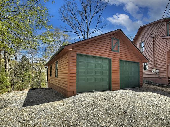 3rd image of 627 Newport Dr