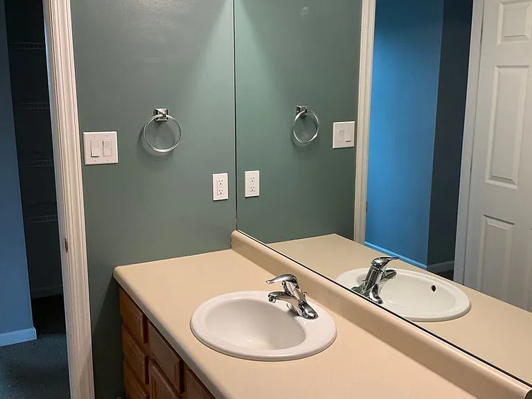 1049 Royal Dr — Photo 37