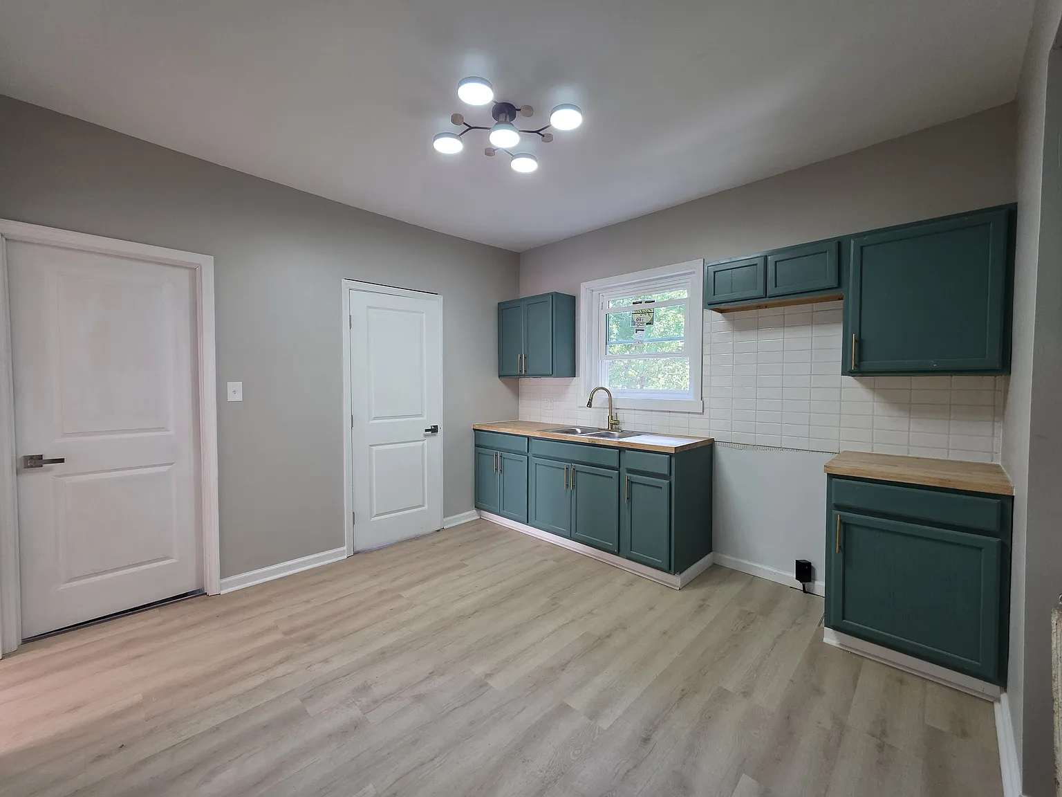 5 bed, 1800 sqft, $2,800 — Photo 3