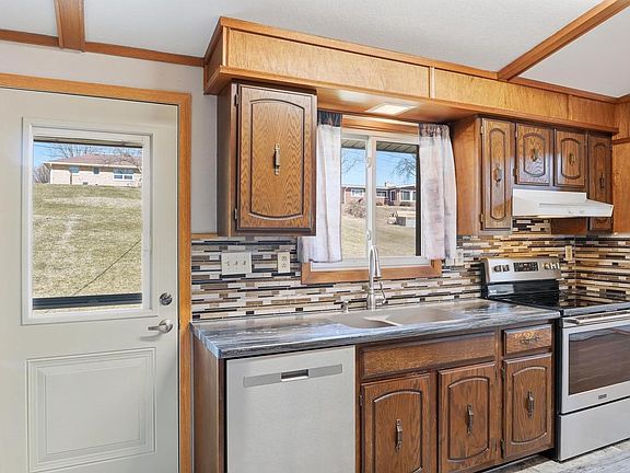 5th image of 1140 Maple Street