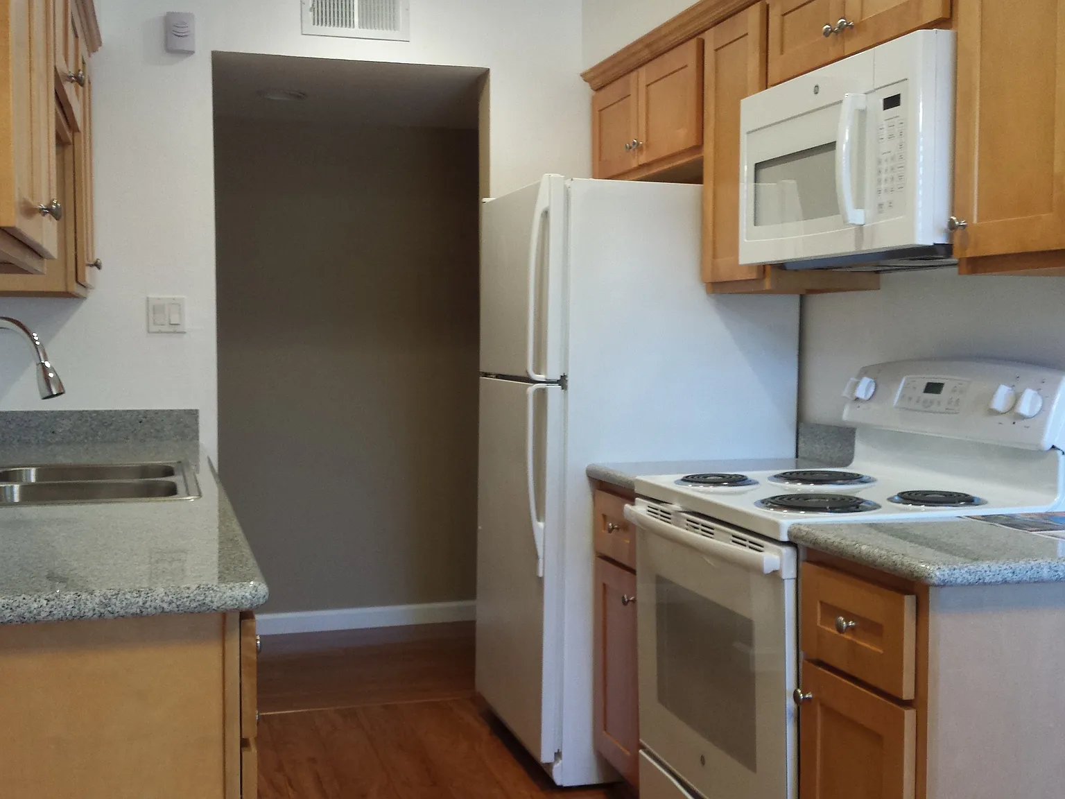 2 bed, 874 sqft, $2,900 — Photo 2
