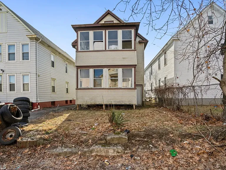 569 Washington Ave — Photo 2