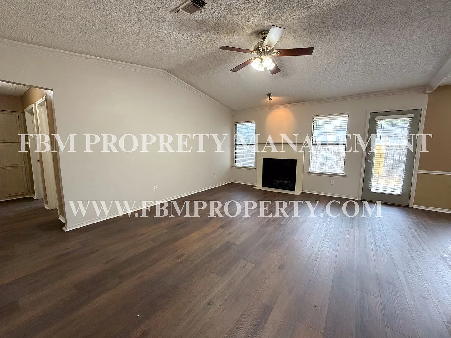 921 Park Place - Beautiful 3 Bedroom, 2 Bathroom Brick Home in Midlothian, TX! — Photo 3