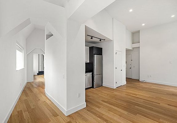 4th image of 63 Wall St APT 3701