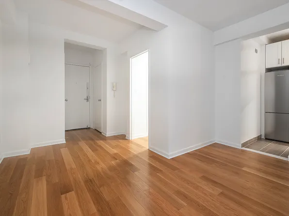 7 Lexington Avenue image 6 of 7