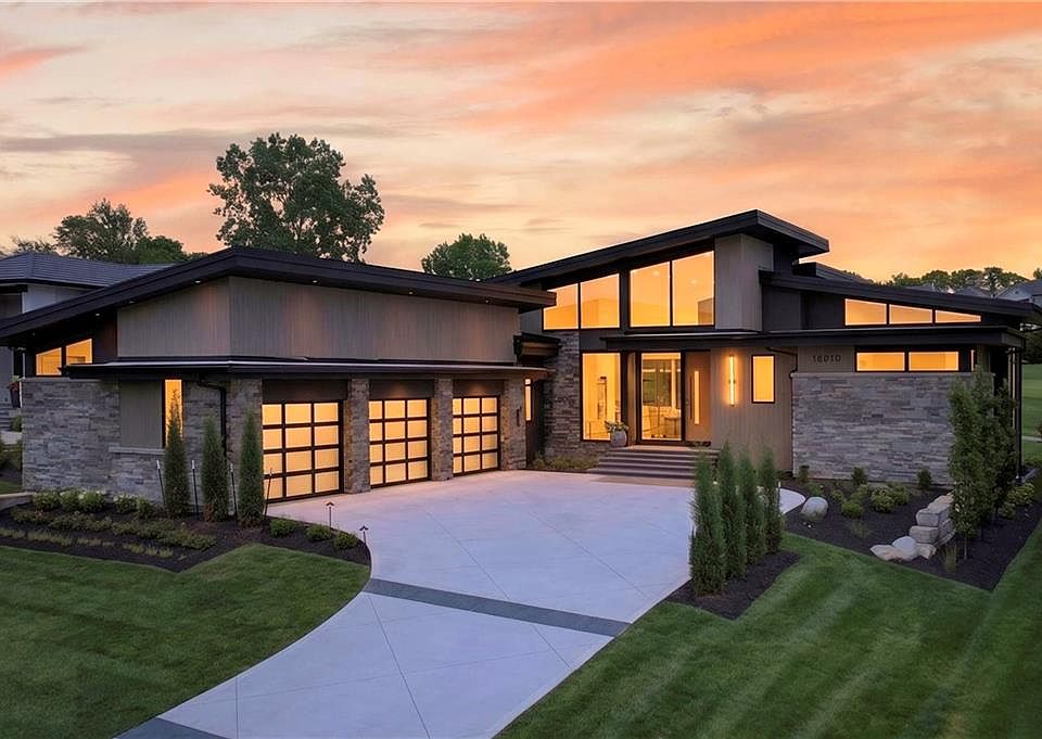 1st image of 15919 Glenfinnan Way